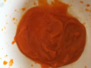 连同水分一起放入料理机中打成泥