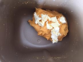 加入软化好的黄油