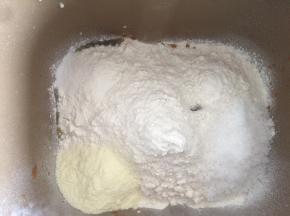 加入糖，盐，奶粉，糖盐对角放，开始启动揉面程序