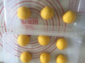 松弛好的面团整形滚圆