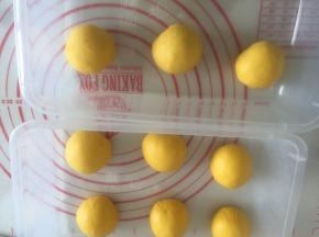 松弛好的面团整形滚圆