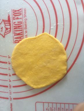 面团擀开拍掉气泡，包上蜜豆，这步我没拍我一个人不好拍，包法跟包子一样包好后用手掌内侧往前推，用虎口往后收