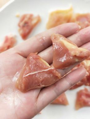 先切条再切成三角形△块。