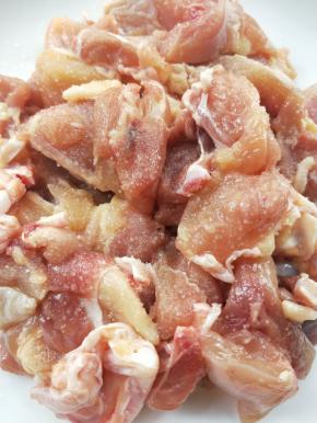 加少许盐用手抓抓腌制。