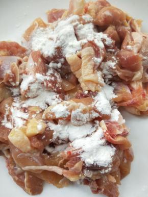 再加适量淀粉，抓匀。