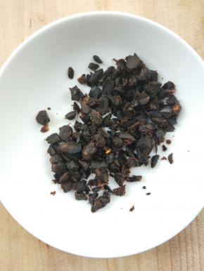 准备一小勺豆豉，切碎。蒜末和姜丝也准备好。