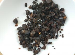 准备一小勺豆豉，切碎。蒜末和姜丝也准备好。