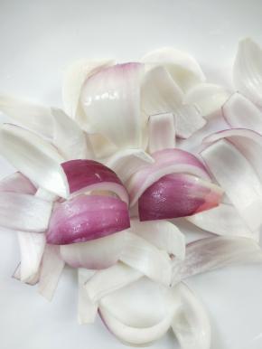 洋葱切小块，青椒红椒都切小块备用。