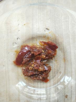 用一个小碗准备调味汁，先放适量鲜椒酱，喜辣的朋友多放。