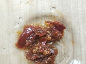 用一个小碗准备调味汁，先放适量鲜椒酱，喜辣的朋友多放。