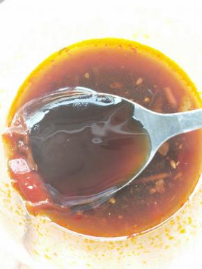 加两勺蚝油，搅拌均匀备用。