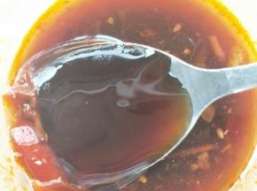 加两勺蚝油，搅拌均匀备用。