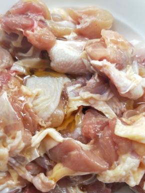 给腌制好的鸡球就加少许香油，用筷子拌匀。