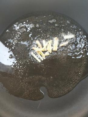 不粘锅烧热，放油(热锅凉油)下姜丝。