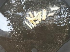 不粘锅烧热，放油(热锅凉油)下姜丝。