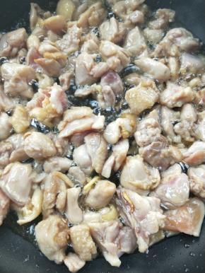 鸡球遇热自然收缩变“球状”，翻炒至完全变色。