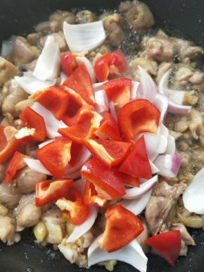 迅速放红椒青椒。