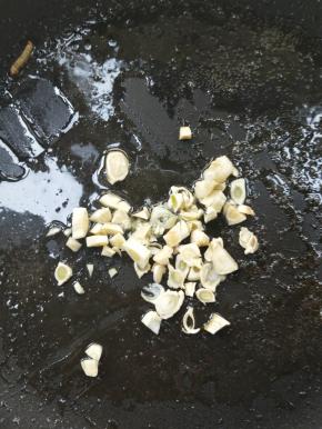 锅内余一点油，放蒜末。