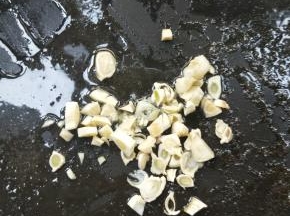 锅内余一点油，放蒜末。