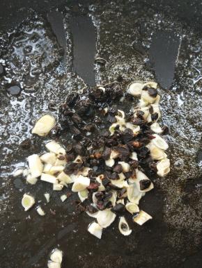 倒入豆豉碎，小火慢慢翻炒出豉香。