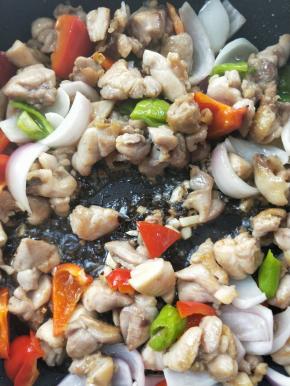 转中火，倒入炒好的鸡球。