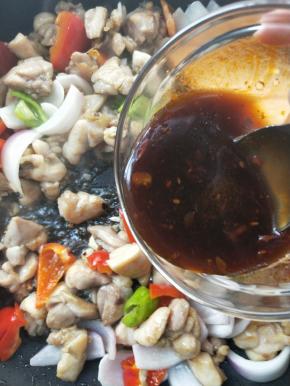 倒入前面准备好的调味汁。