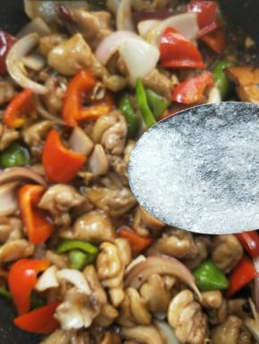 大火收汁，出锅前加少许白糖，关火。