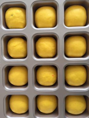 这个要做造型所以不能发太高大概7分满即可以了放入预热好的烤箱