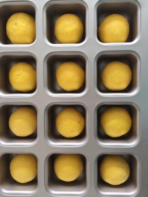 全部整形好后放入模具中开始二发，二发37度湿度75-80%