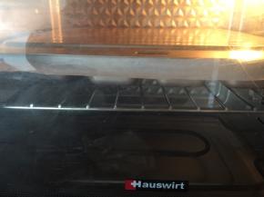 进烤箱前表面盖上油纸压上烤盘175度20分钟出炉后及时震出热气放凉密封保存