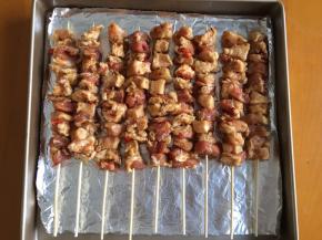 将竹签烫煮几分钟，串上腌制好的肉块，放入预热好的烤箱180度22分钟，中途拿出翻面