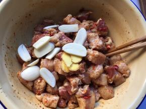 搅拌均匀，放入生姜和蒜片拌匀，盖上保鲜膜放入冰箱冷藏4小时以上，