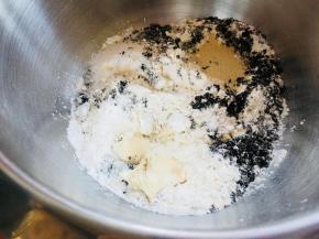 老面的制作——高粉175，低粉75，酵母1克，水175，盐4克。混合成团，室温发酵至2倍大后冷藏16个小时以上。发酵完成后可以分装冷冻保存。50克一份的话，这个配方可以分8份。
老面撕成小块，与除黄油和盐之前的其他材料混合成团