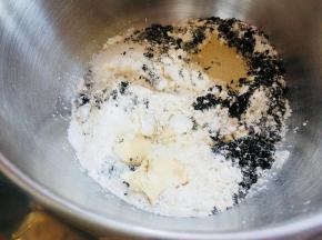 老面的制作——高粉175，低粉75，酵母1克，水175，盐4克。混合成团，室温发酵至2倍大后冷藏16个小时以上。发酵完成后可以分装冷冻保存。50克一份的话，这个配方可以分8份。
老面撕成小块，与除黄油和盐之前的其他材料混合成团