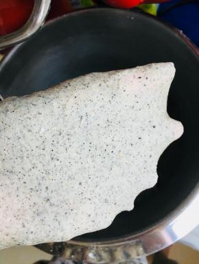 待面团光滑，加入盐和黄油。揉至出现手摸