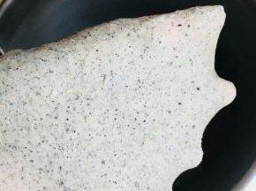 待面团光滑，加入盐和黄油。揉至出现手摸