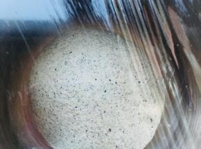 覆盖保鲜膜，温度25到28度，进行基础发酵。时间大概一个小时。