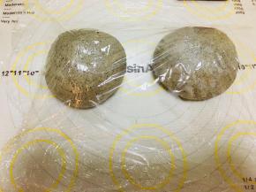 面团分割成2份，排气滚圆。覆盖保鲜膜松弛30分钟。