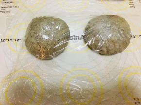 面团分割成2份，排气滚圆。覆盖保鲜膜松弛30分钟。