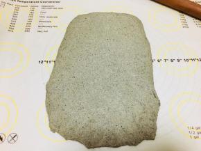 将面团擀开，末端按薄。