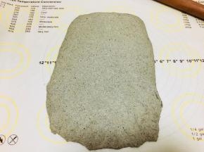 将面团擀开，末端按薄。