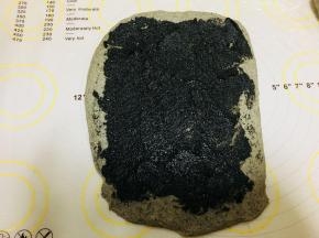 馅料部分的材料，黄油融化与其他材料混合成泥，涂抹在干好的面片上。