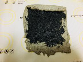 从上往下卷，边卷边按压。关于两端边缘，看个人喜好，可以收口亦可不收。