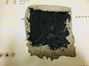 从上往下卷，边卷边按压。关于两端边缘，看个人喜好，可以收口亦可不收。