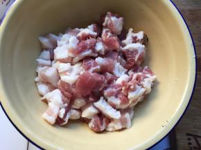 将肉洗干净，切成小块