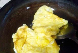 热锅倒入适量葵花籽油油温七成时倒入鸡蛋液，炒制蛋液凝固膨胀