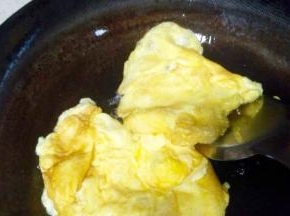 热锅倒入适量葵花籽油油温七成时倒入鸡蛋液，炒制蛋液凝固膨胀