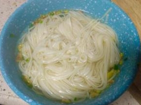 面挑入碗里