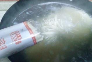煮锅水开了煮下二两干面需用筷子搅拌