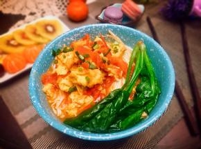 挑起菠菜放入碗里，营养美味，可以享用了！